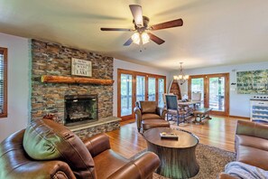 TV, fireplace, table tennis, books - Family-Friendly Lakefront Retreat – Private Dock, Hot Tub & Endless Fun! (Topton)