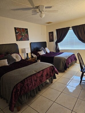 2 室のベッドルーム、セーフティボックス (室内)、デスク、WiFi