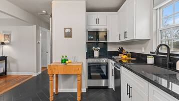 冰箱、微波炉、烤箱、炉灶