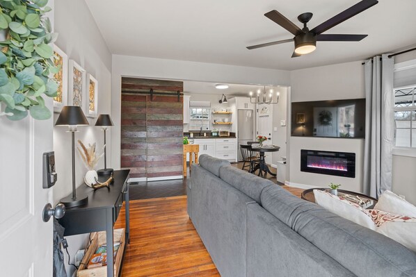 Smart TV, fireplace
