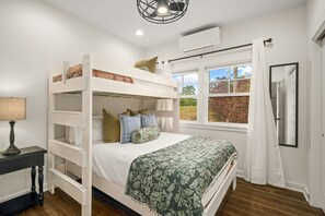 7 chambres, bureau, fer et planche à repasser, lit parapluie