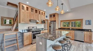 Een koelkast, een magnetron, een oven, een kookplaat