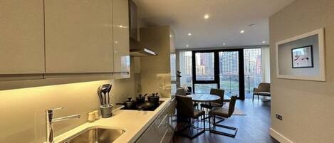 Réfrigérateur, four à micro-ondes, un four, surface de cuisson