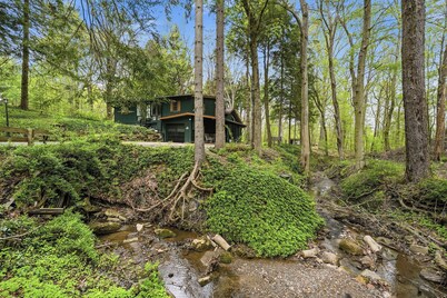 Wi-fi Cottage Wooded Retreat with Private Hot Tub