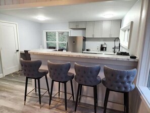 Geladeira, micro-ondas, fogão, cooktop