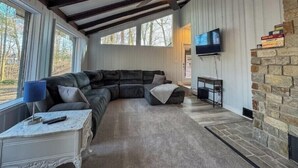 Una sala de estar acogedora con un sofá modular, una chimenea y un televisor.