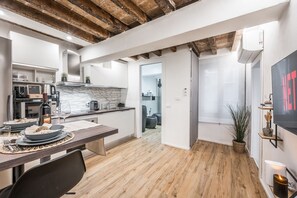 Jääkaappi, mikroaaltouuni, uuni, liesi