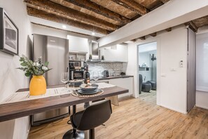 Jääkaappi, mikroaaltouuni, uuni, liesi