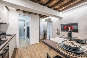 Kühlschrank, Mikrowelle, Ofen, Herdplatte