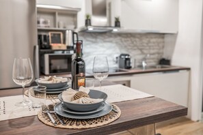 Fridge, microwave, oven, stovetop - [Design & History Downtown] Hello Beautiful (Modena)