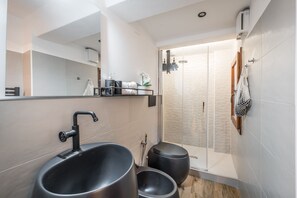 Haartrockner, Handtücher, Seife, Toilettenpapier