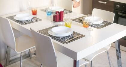 Downtown apartment, 2 steps from the beach with free parking