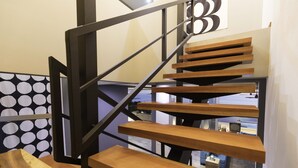 Een moderne trap met houten treden en metalen leuningen.
