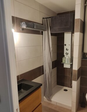 Dusche, Haartrockner, Handtücher, Seife