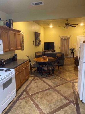 Fridge, microwave, oven, stovetop - “Wine Down” in our beautiful wine themed townhome.
(Ponchatoula)