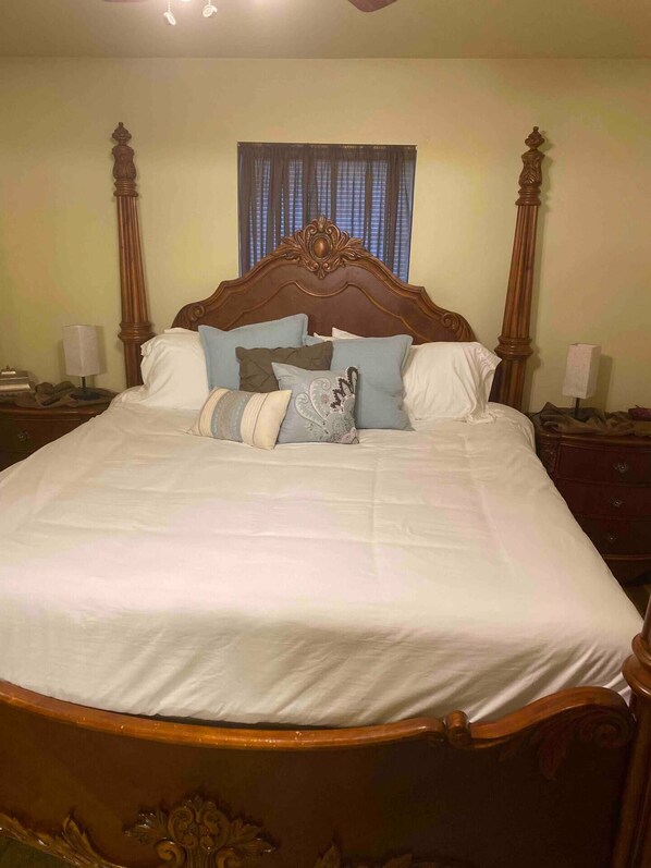 2 bedrooms, iron/ironing board, WiFi, bed sheets - “Wine Down” in our beautiful wine themed townhome.
(Ponchatoula)