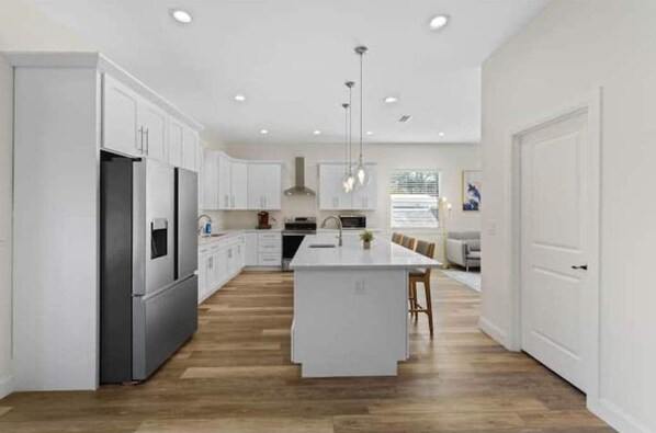 Refrigerador, microondas, horno, placa de cocina