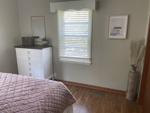 3 bedrooms, iron/ironing board, WiFi, bed sheets - Relax in  style! 3 BR ranch near downtown! FENCED yard! PETS welcome (Knoxville)