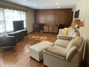 Living area - Relax in  style! 3 BR ranch near downtown! FENCED yard! PETS welcome (Knoxville)
