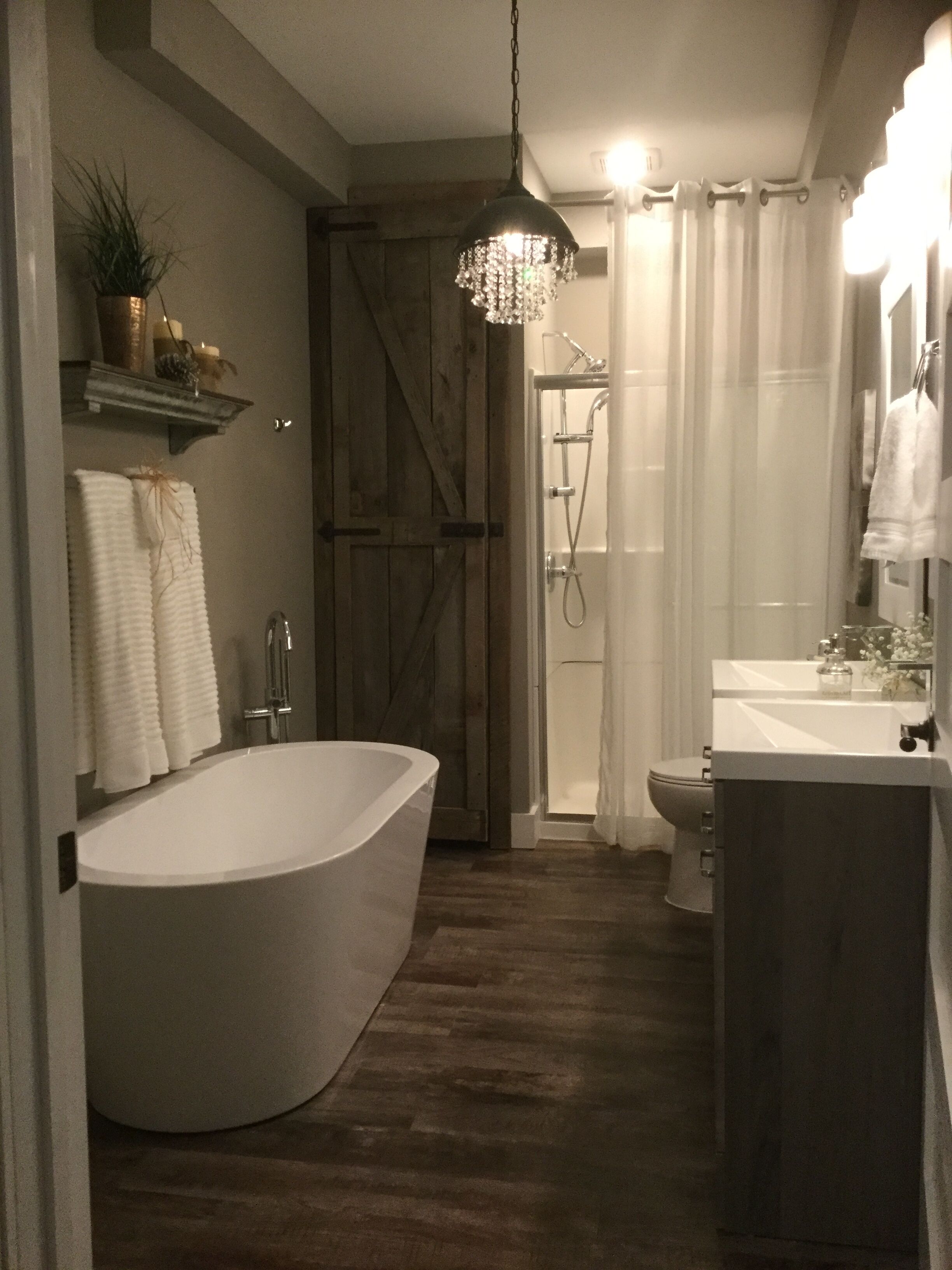 Douche, sèche-cheveux, bidet, serviettes fournies