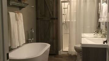 Douche, sèche-cheveux, bidet, serviettes fournies