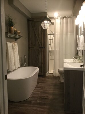 Douche, sèche-cheveux, bidet, serviettes fournies