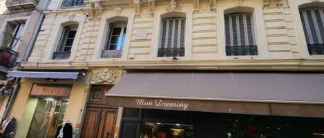 المنشأة من الخارج