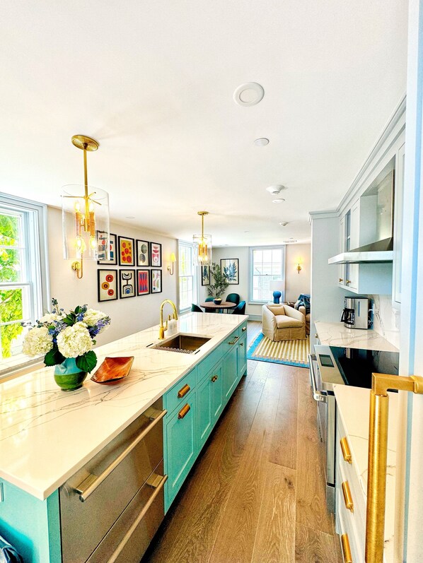 Een microgolfoven, een oven, een kookplaat, een vaatwasser