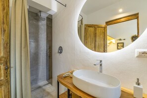 Shower, hair dryer, bidet - Villa in Serranova with 2 bedrooms sleeps 4 (Serranova)