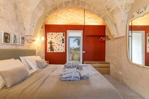 2 bedrooms, desk, travel cot, free WiFi