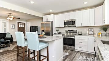 Kjøleskap, mikrobølgeovn, ovn og kokeplater