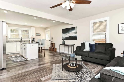 Greenville Gateway: Elegant Urban Retreat