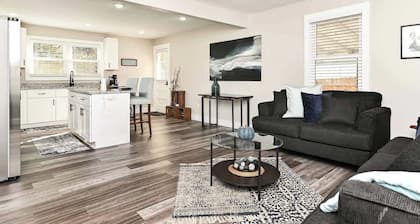 Greenville Gateway: Elegant Urban Retreat