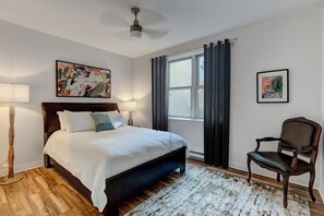 3 bedrooms, desk, iron/ironing board, free WiFi - Welcome to le Château Sherbrooke's SkyView Condo. (Montréal)