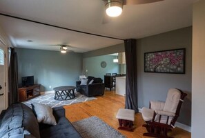 Smart TV, DVD player, video library - Fauna Haven: Farm-Estate and Animal Sanctuary (Stanardsville)