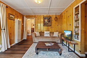 TV, DVD player - 10 miles to Dodge Ridge Ski Resort, Self check-in (Long Barn)