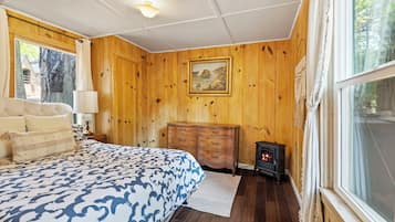 1 habitación, tabla de planchar con plancha y cuna de viaje