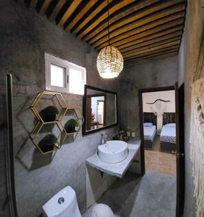 Dusj, hårføner og håndklær