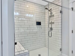 Secadora de cabello, toallas, jabón, papel de baño