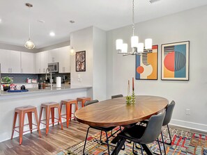 Dining - Picasso: Luxury 4 bedroom in safe neighborhood~free parking~minutes to downtown (North Charleston)