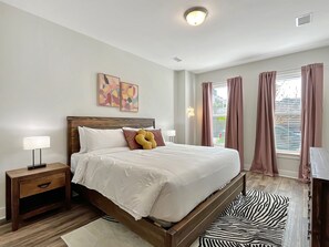 4 bedrooms, iron/ironing board, travel cot, free WiFi - Picasso: Luxury 4 bedroom in safe neighborhood~free parking~minutes to downtown (North Charleston)