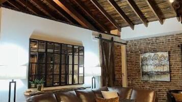 智能电视、壁炉、书