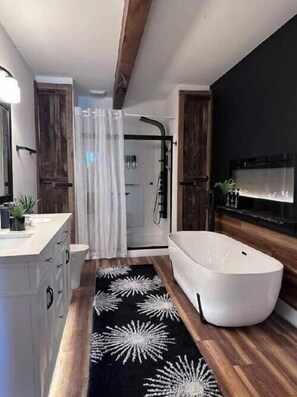 Hair dryer, towels, soap, shampoo - Whole house: BEST location! (Madison)