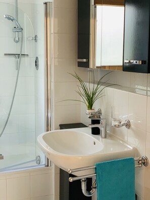Jetted bath, hair dryer, towels, soap - Apartment Seensation Direkt am Bodensee (Uhldingen-Mühlhofen)