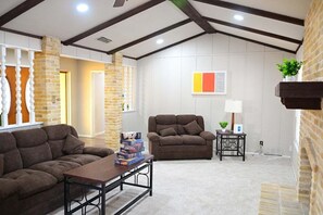 Smart TV, fireplace - Spacious 4BR Furnished Stay • Near Randolph AFB • Fast Wi-Fi • W/D • San Antonio (Universal City)