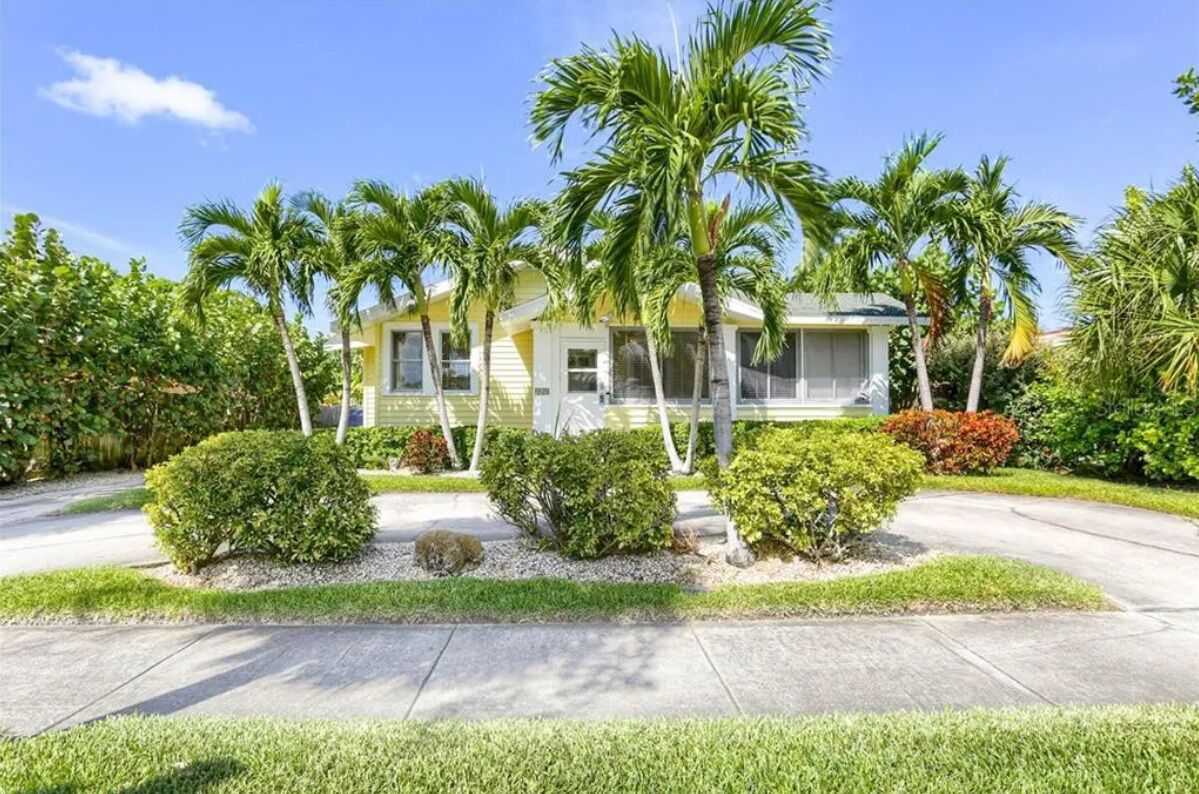 Charming 3-bedroom Bungalow in Clearwater's North Beach! Steps to the Water!