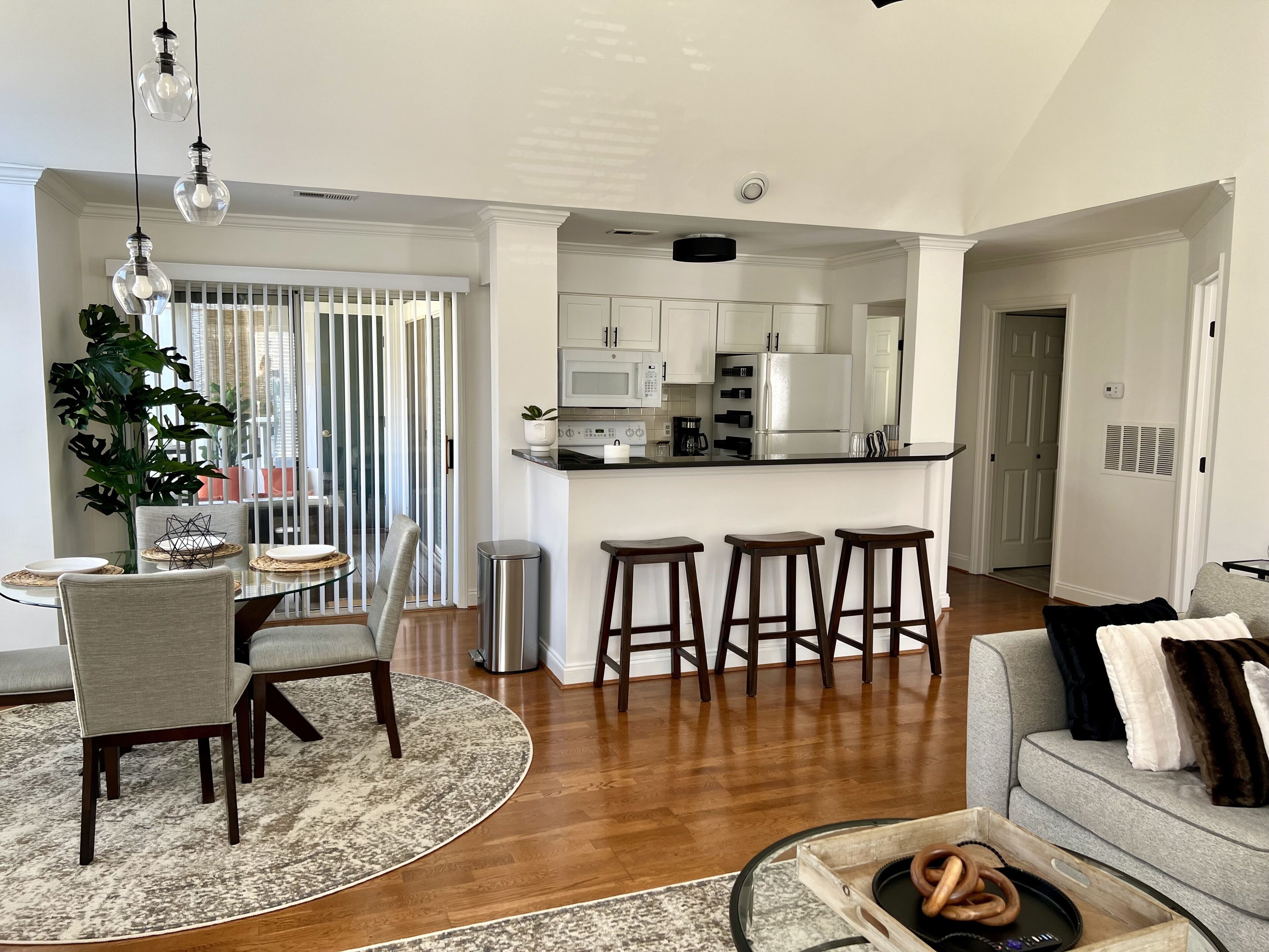 Cozy, Stylish 2Bed/2Bath Condo in Elizabeth
