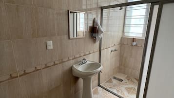Casa familiar | Baño | Regadera y toallas