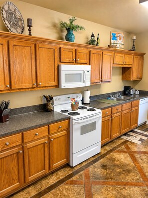 Fridge, microwave, oven, stovetop - Relax in our beautiful New Orleans themed townhome

 (Ponchatoula)