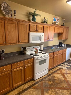 Kjøleskap, mikrobølgeovn, ovn og kokeplater